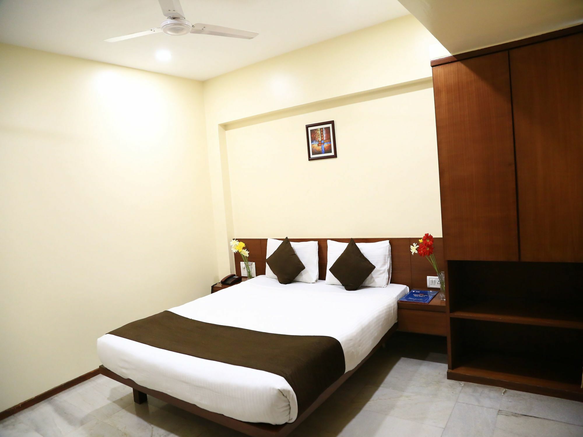 Hotel Oyo 13771 Executive Residency à Pune Extérieur photo