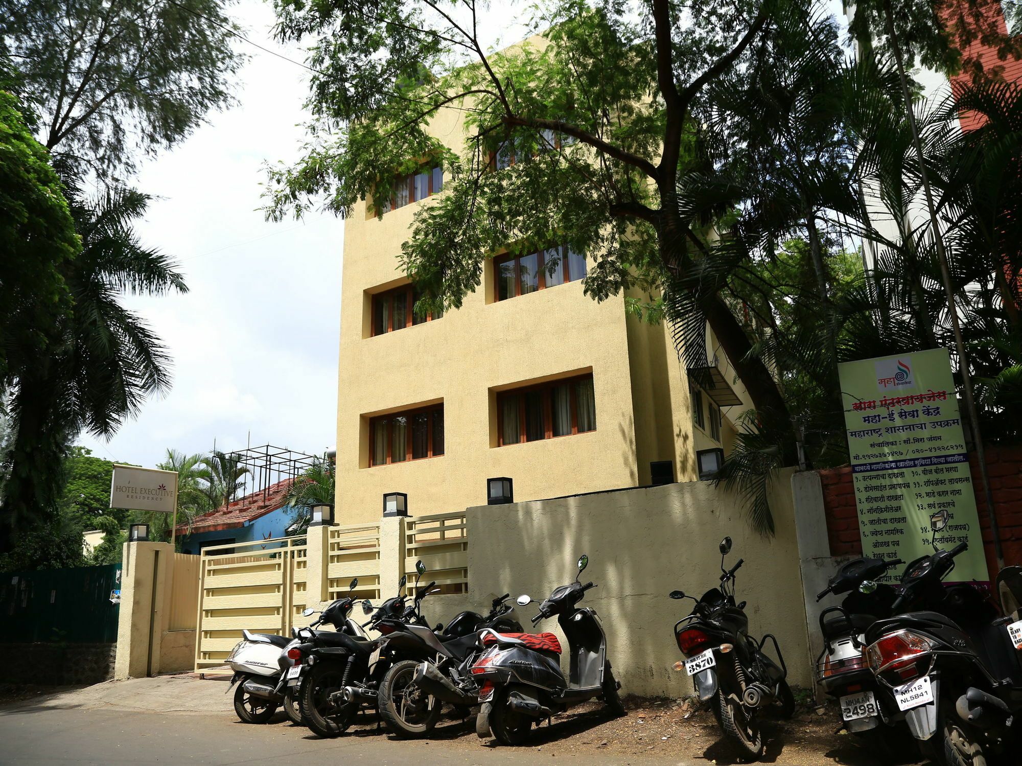 Hotel Oyo 13771 Executive Residency à Pune Extérieur photo