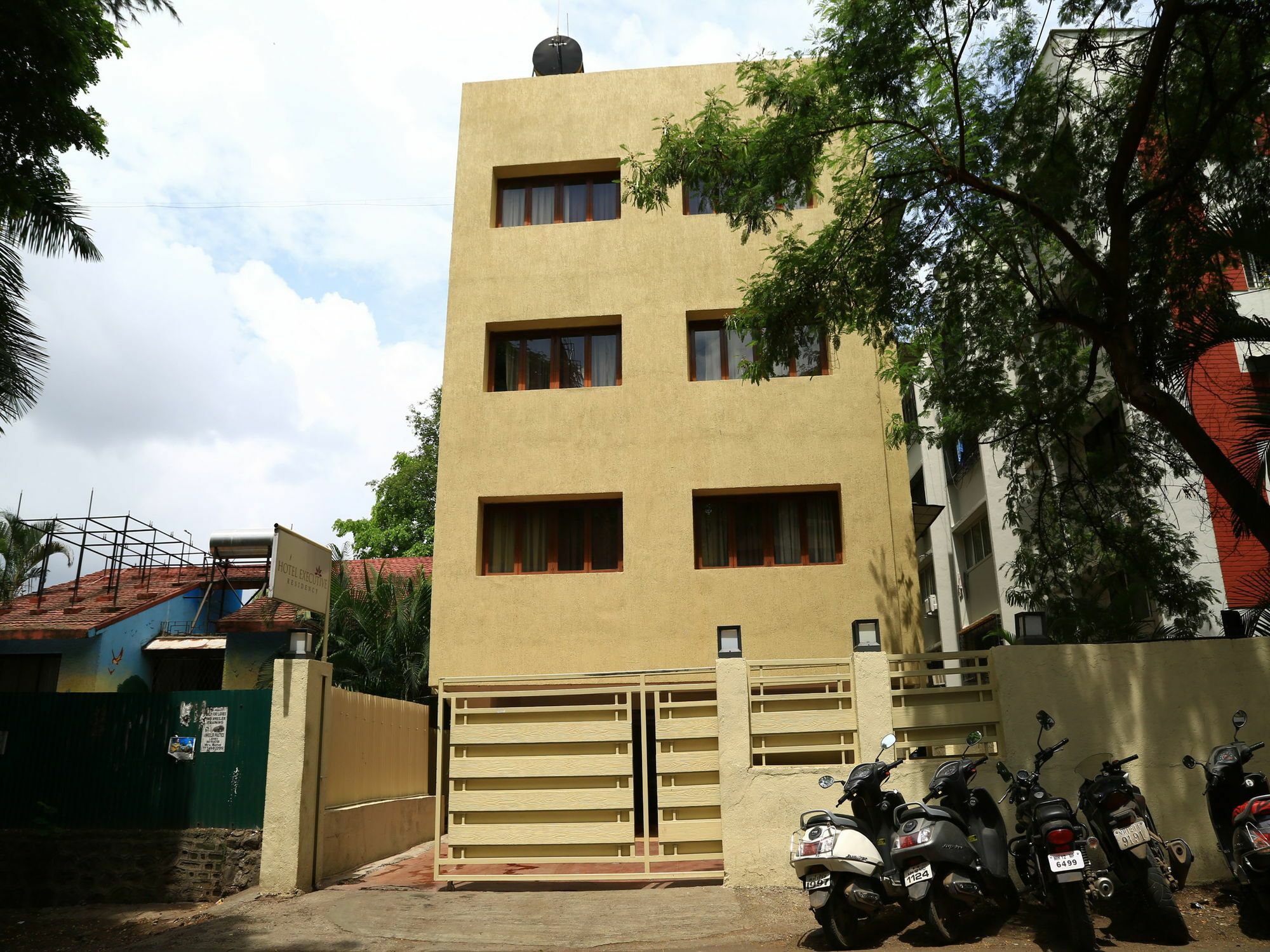 Hotel Oyo 13771 Executive Residency à Pune Extérieur photo