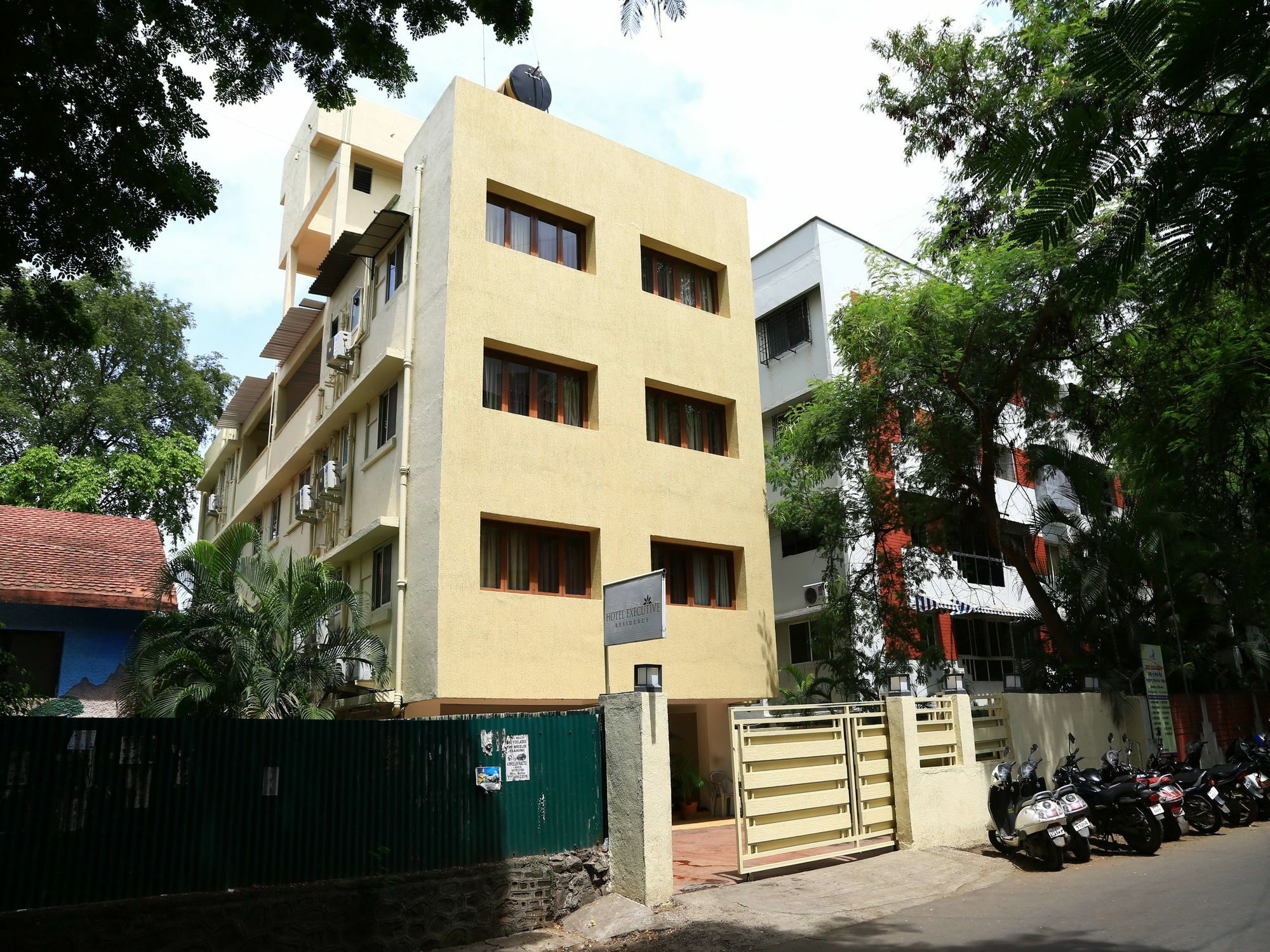 Hotel Oyo 13771 Executive Residency à Pune Extérieur photo